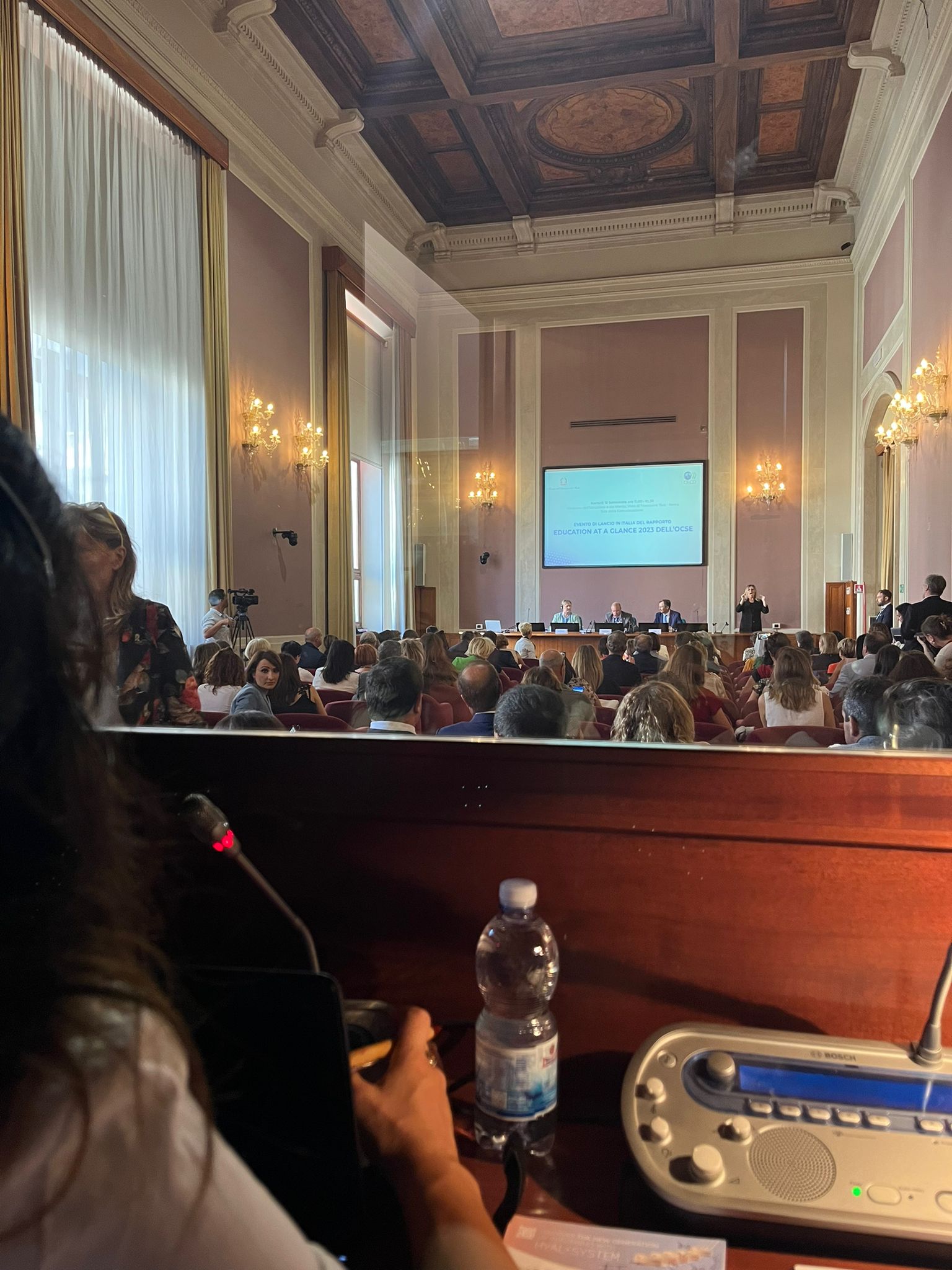 Interprete di simultanea in cabina presso un evento del Ministero dell'Istruzione a Roma